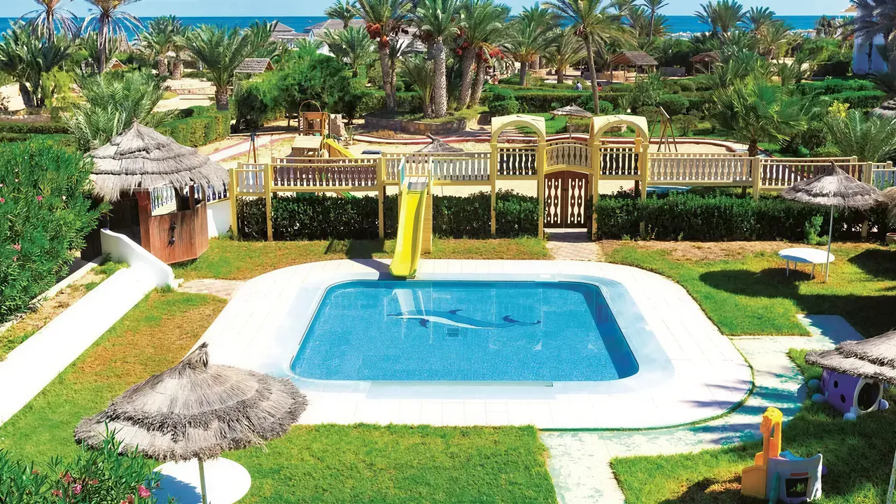 Basen ze zjeżdżalnią dla dzieci w Seabel Rym Beach Club