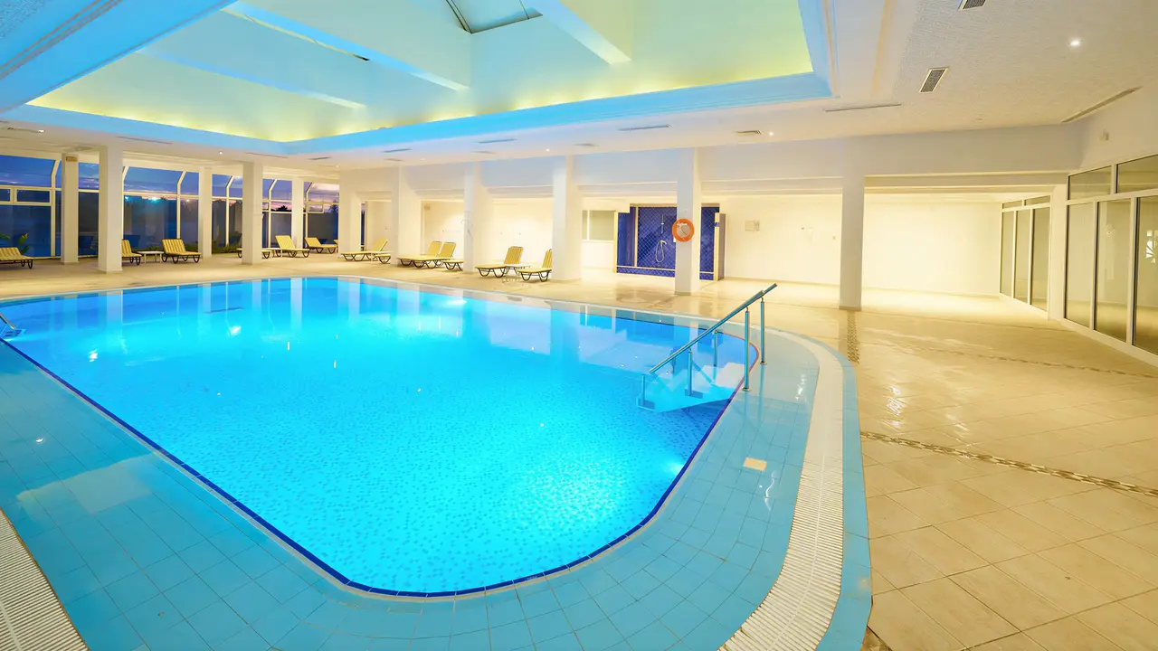 Kryty basen w hotelu Seabel Rym Beach Club