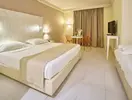 Jasny pokój z łóżkami w Seabel Rym Beach Club