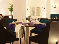 Elegancka restauracja w Seabel Rym Beach Club z nakrytymi stołami