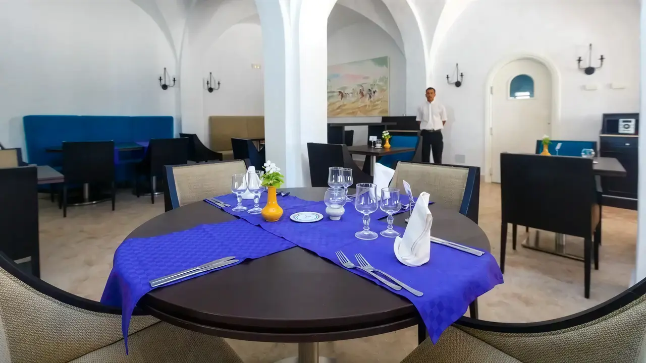 Restauracja w hotelu Seabel Rym Beach Club z nakrytym stołem