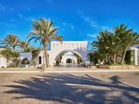 Biała fasada i wjazd do Seabel Rym Beach Club