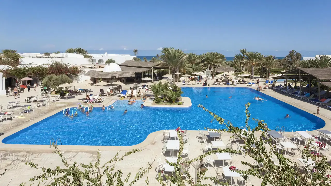 Basen z leżakami w Seabel Rym Beach Club