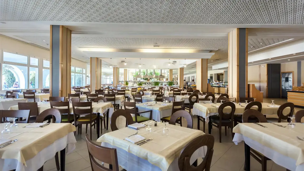 Restauracja w hotelu Seabel Rym Beach Club z nakrytymi stołami