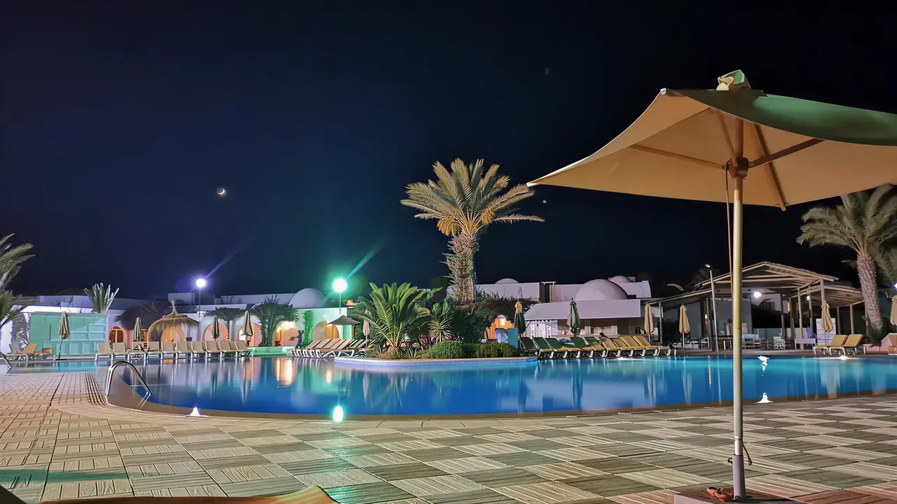 Basen w hotelu Seabel Rym Beach Club nocą