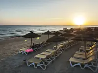 Leżaki i parasole na plaży w Seabel Rym Beach Club