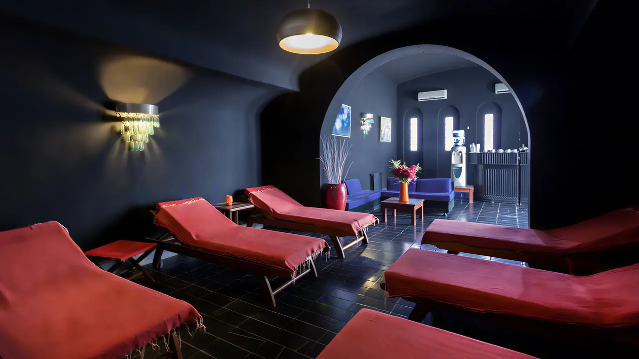 Strefa relaksu z leżakami w Seabel Rym Beach Club
