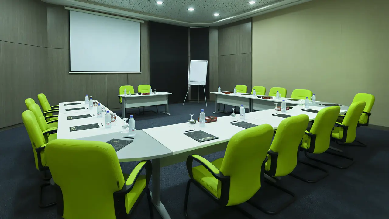 Sala konferencyjna w Seabel Rym Beach Club z zielonymi krzesłami