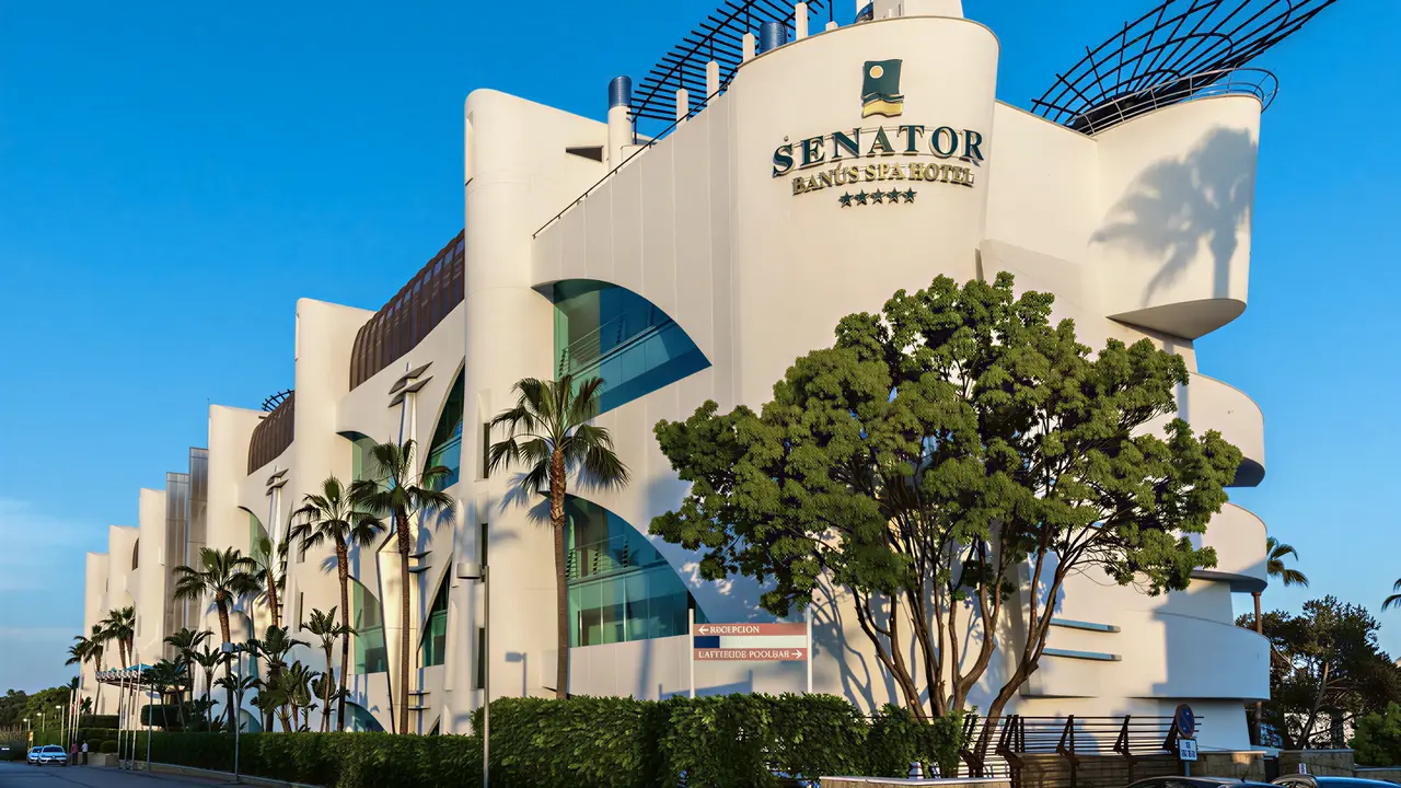 Elewacja i wejście do Senator Banus Spa