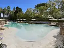 Basen z leżakami w hotelu Senator Banus Spa