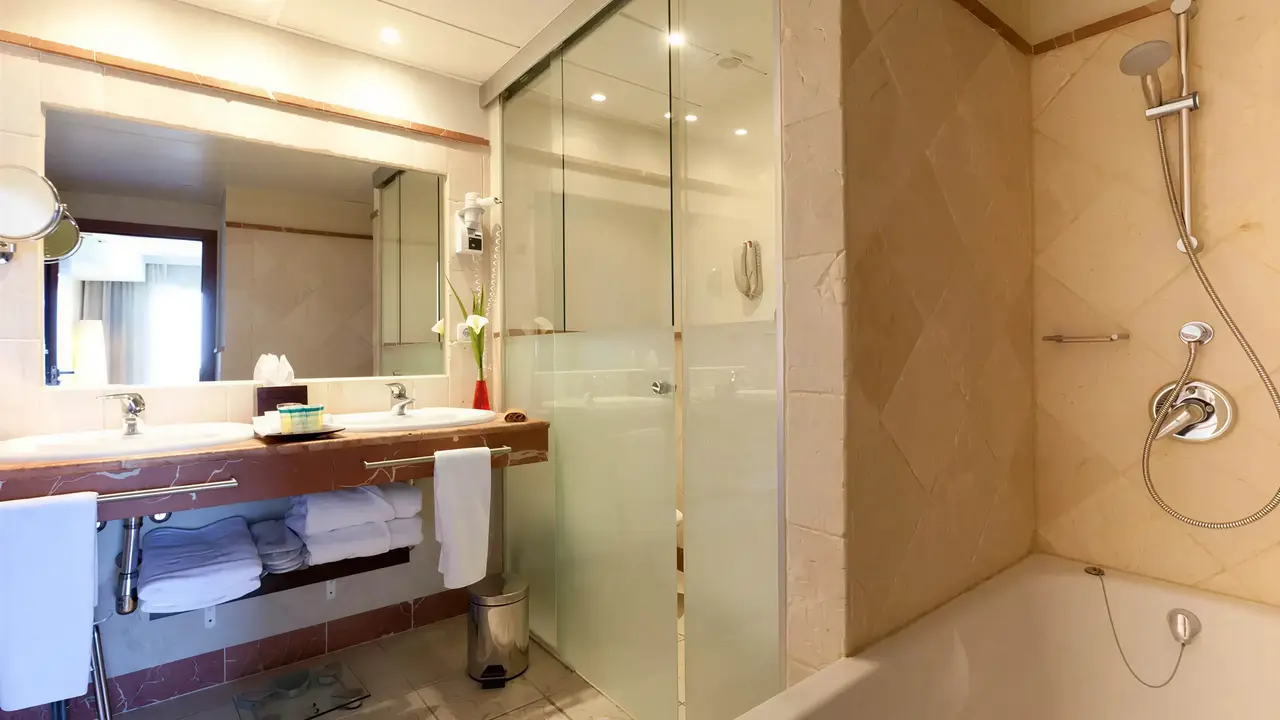 Nowoczesna łazienka w hotelu Senator Banus Spa