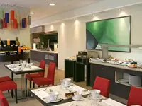 Bufet i stoliki w restauracji Senator Banus Spa
