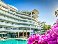 Nowoczesna architektura budynku Senator Banus Spa z basenem
