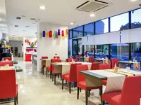 Restauracja w Senator Banus Spa z czerwonymi krzesłami