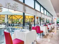 Restauracja w Senator Banus Spa z nakrytymi stołami