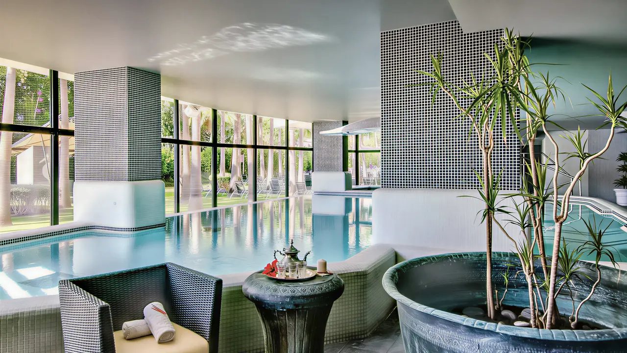 Kryty basen w hotelu Senator Banus Spa