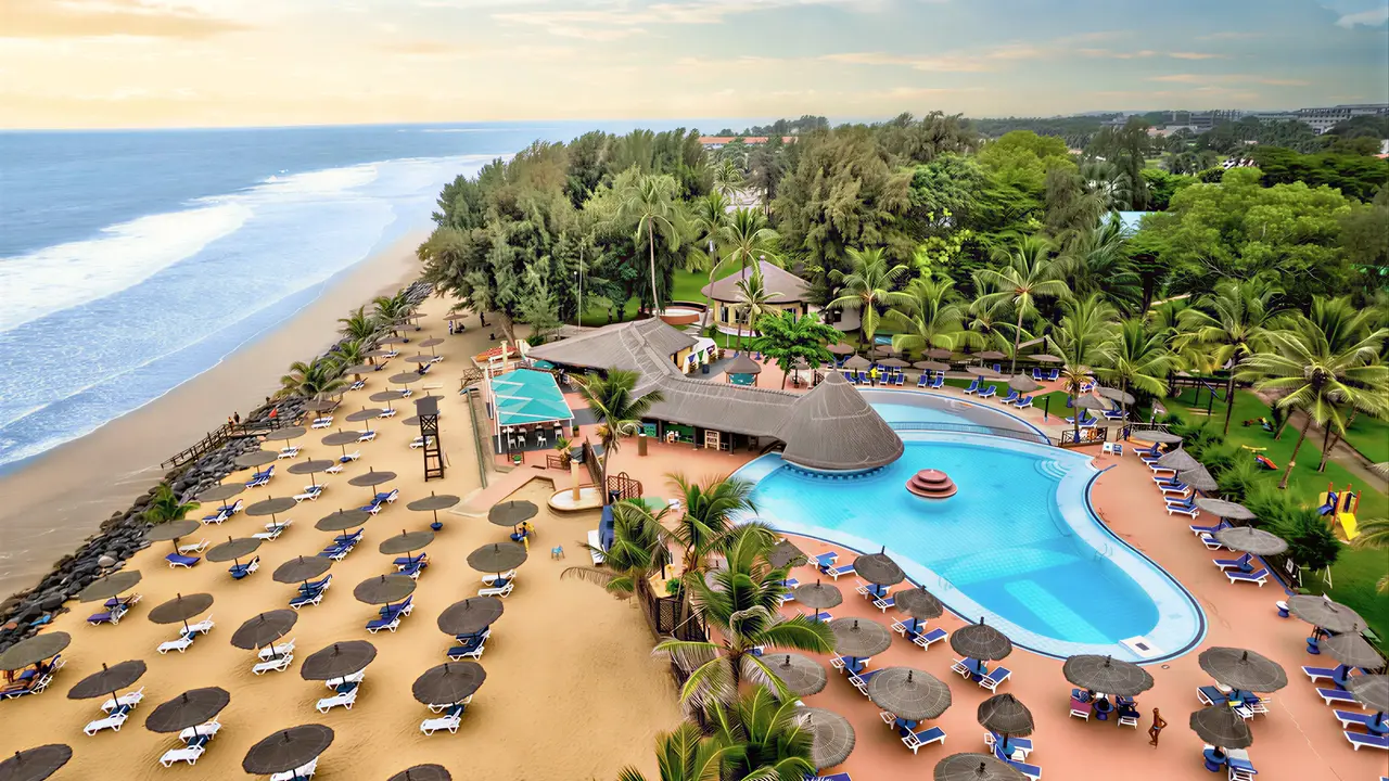 Widok na kompleks Senegambia Beach z basenami i plażą