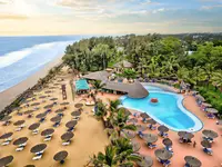 Widok na kompleks Senegambia Beach z basenami i plażą