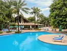 Basen zewnętrzny z leżakami w Senegambia Beach