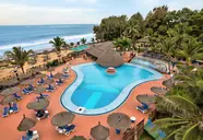 Widok na kompleks basenów w Senegambia Beach