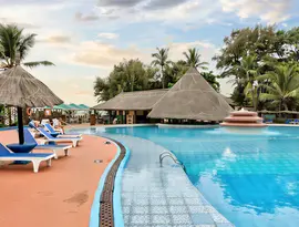 Basen z leżakami w hotelu Senegambia Beach