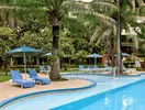 Basen z leżakami i parasolami w Senegambia Beach