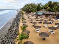 Plaża z leżakami i parasolami w Senegambia Beach