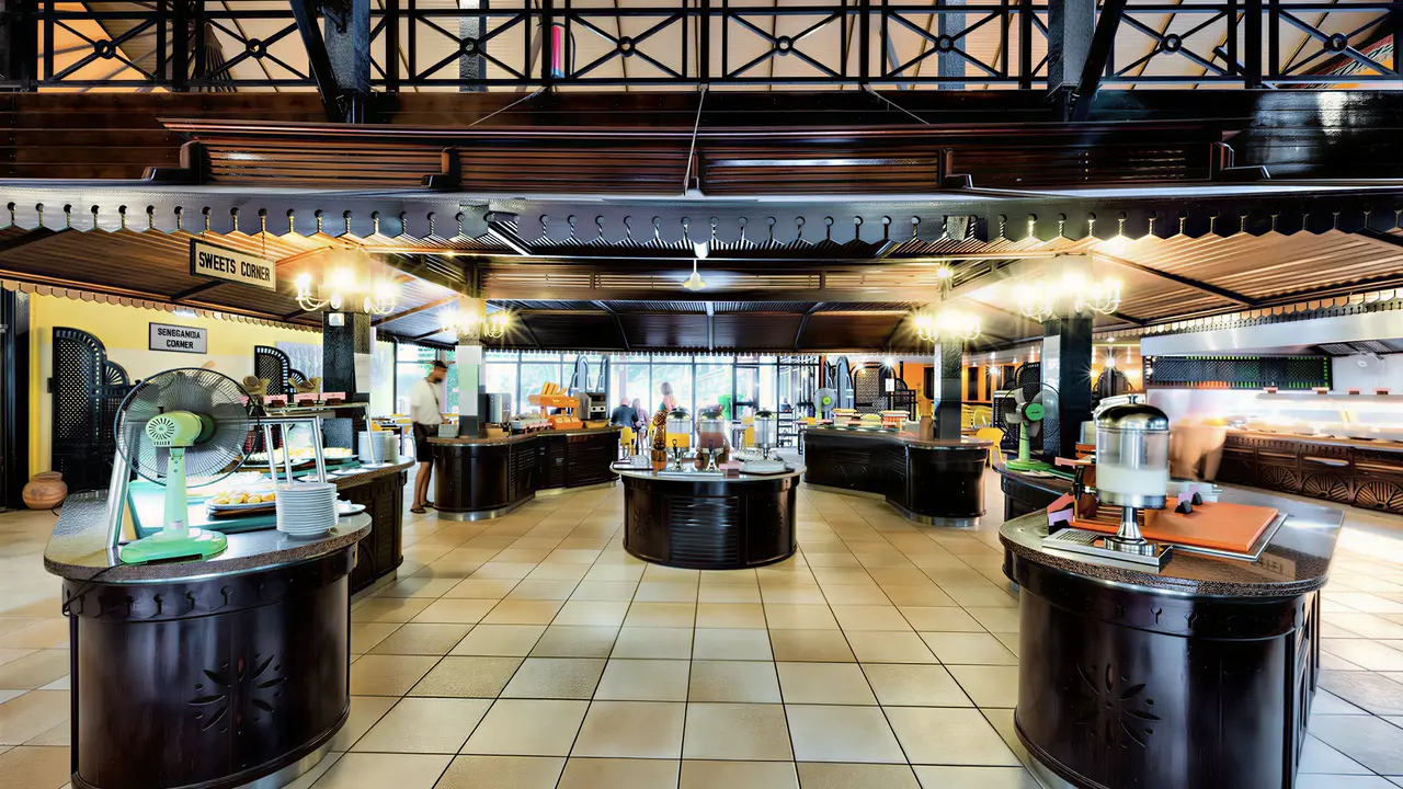 Bufet z jedzeniem w hotelu Senegambia Beach