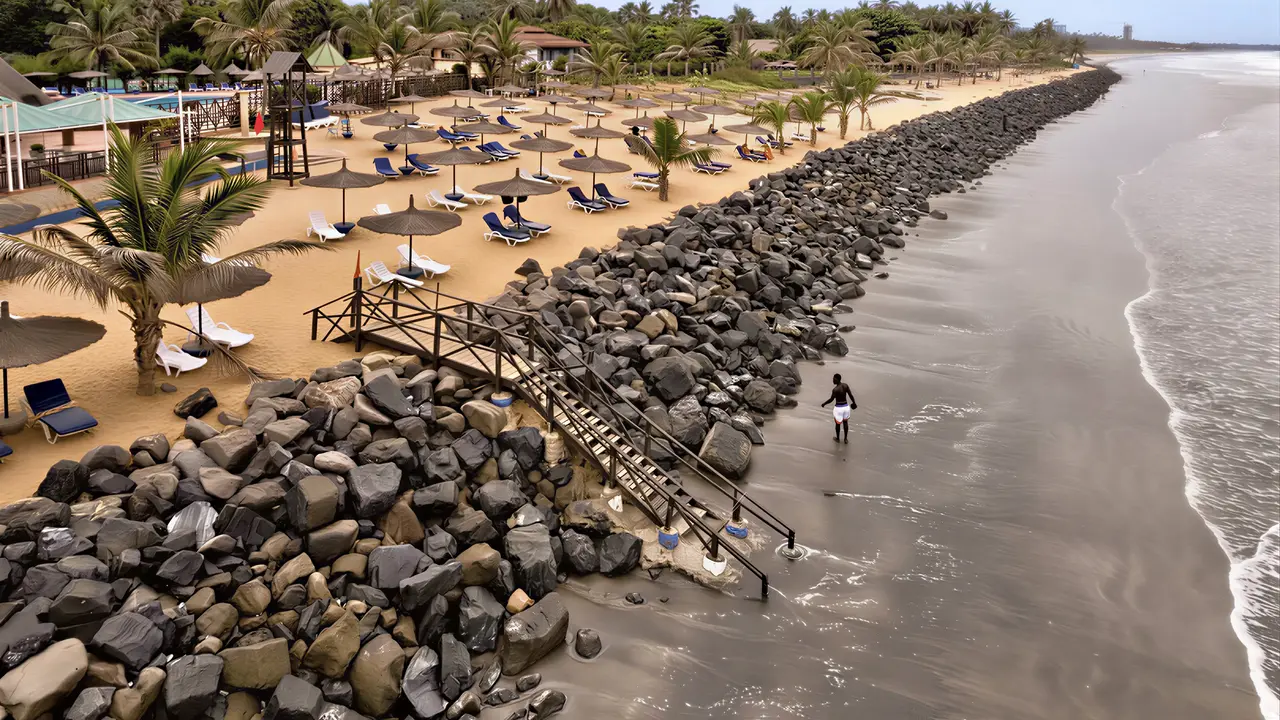 Plaża z leżakami przy hotelu Senegambia Beach