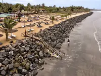 Plaża z leżakami przy hotelu Senegambia Beach