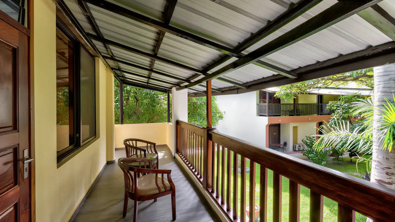 Prywatny balkon z meblami w Senegambia Beach