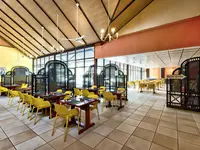 Restauracja z żółtymi krzesłami w Senegambia Beach