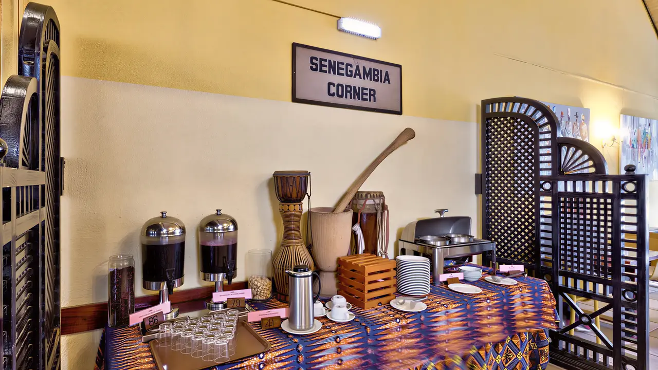 Bufet śniadaniowy w Senegambia Beach