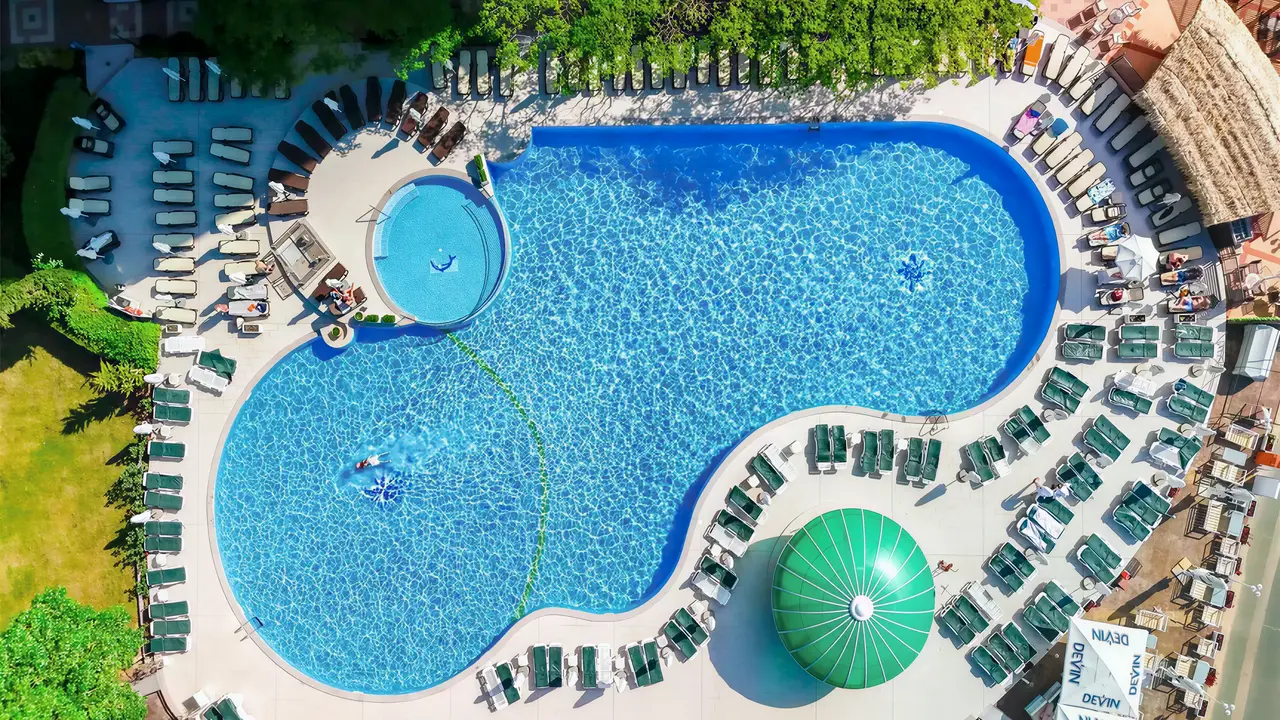 Basen z leżakami w Sentido Bellevue Beach 