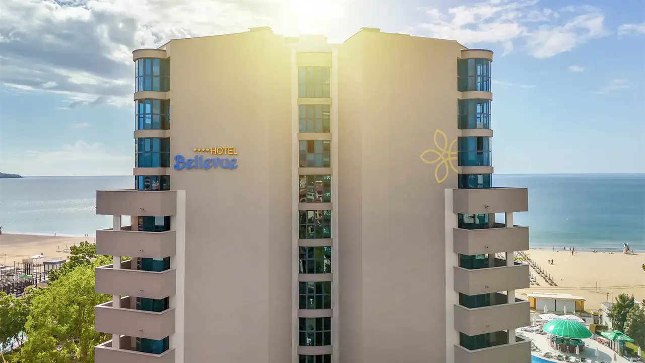 Budynek hotelu Sentido Bellevue Beach  z widokiem na morze