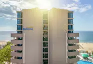 Budynek hotelu Sentido Bellevue Beach  z widokiem na morze