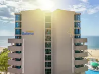 Budynek hotelu Sentido Bellevue Beach  z widokiem na morze