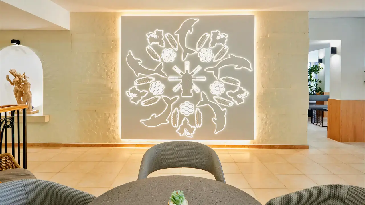 Wnętrze z dekoracją ścienną w Sentido Bellevue Beach 