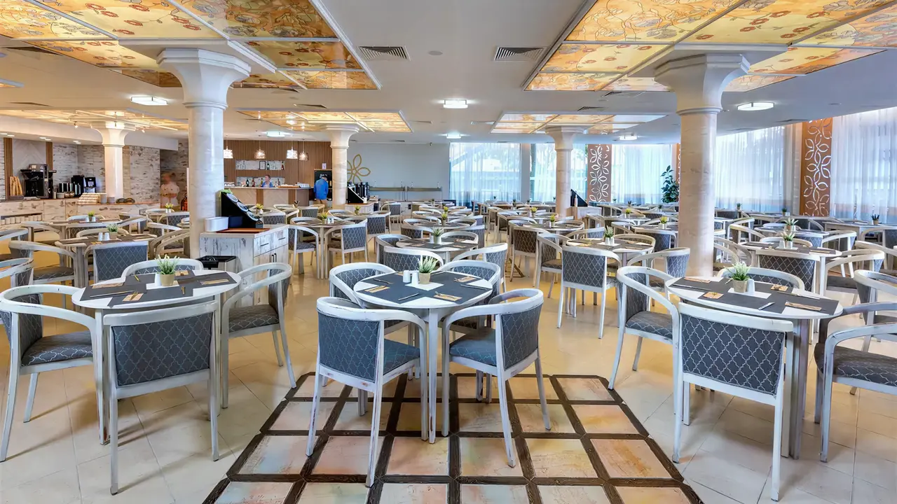 Restauracja w hotelu Sentido Bellevue Beach  z ustawionymi stolikami