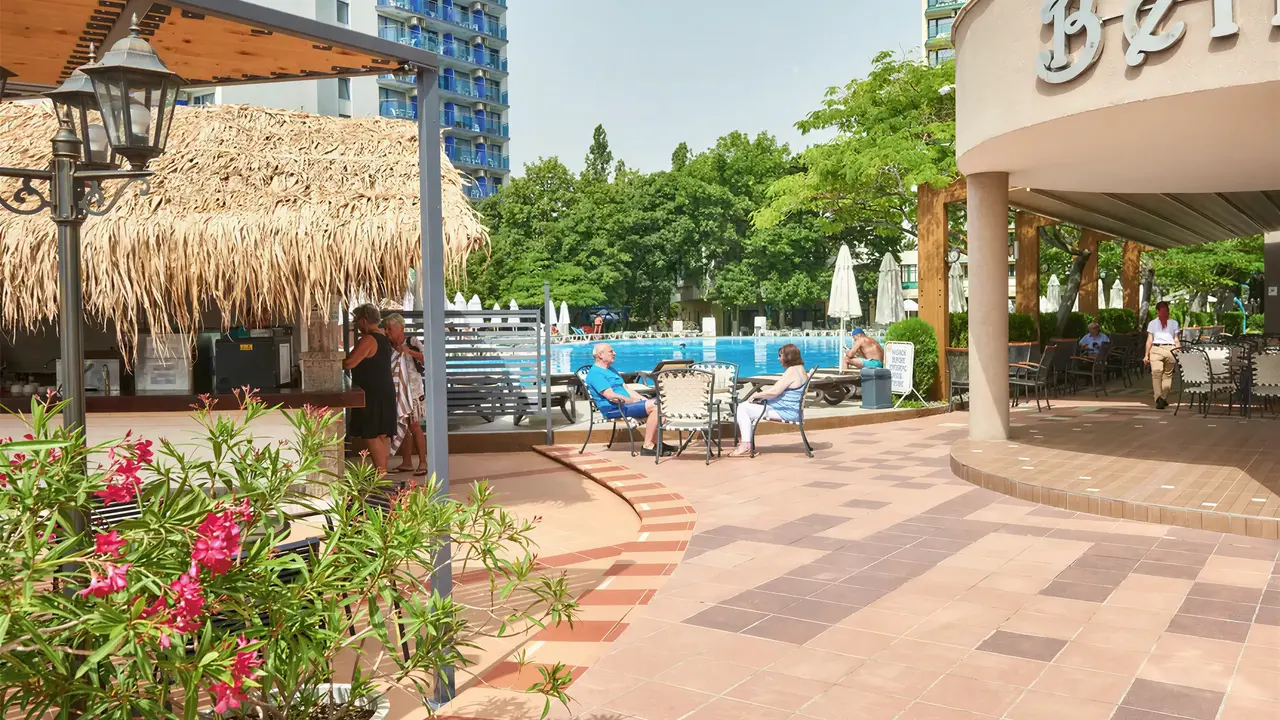Basen i strefa wypoczynku w Sentido Bellevue Beach 