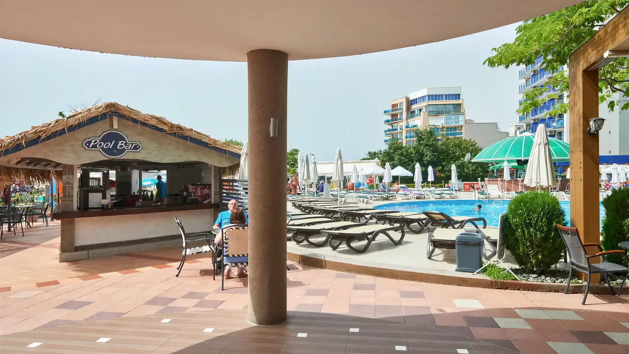 Bar przy basenie w Sentido Bellevue Beach 