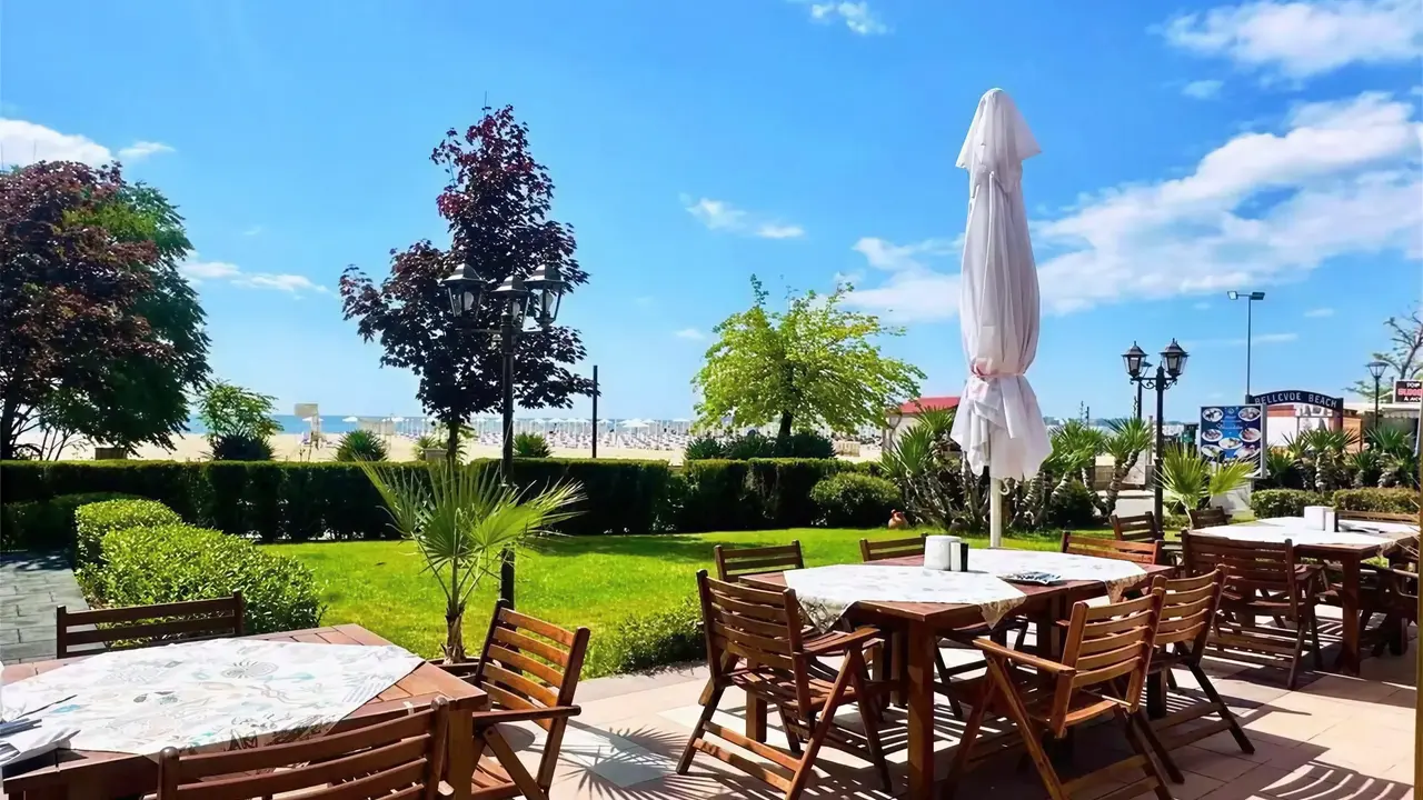Stolik restauracyjny w ogrodzie Sentido Bellevue Beach 