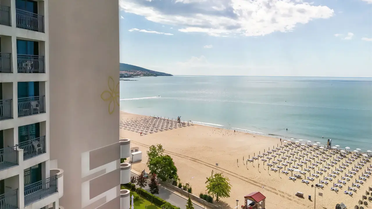 Widok na plażę z budynku Sentido Bellevue Beach 