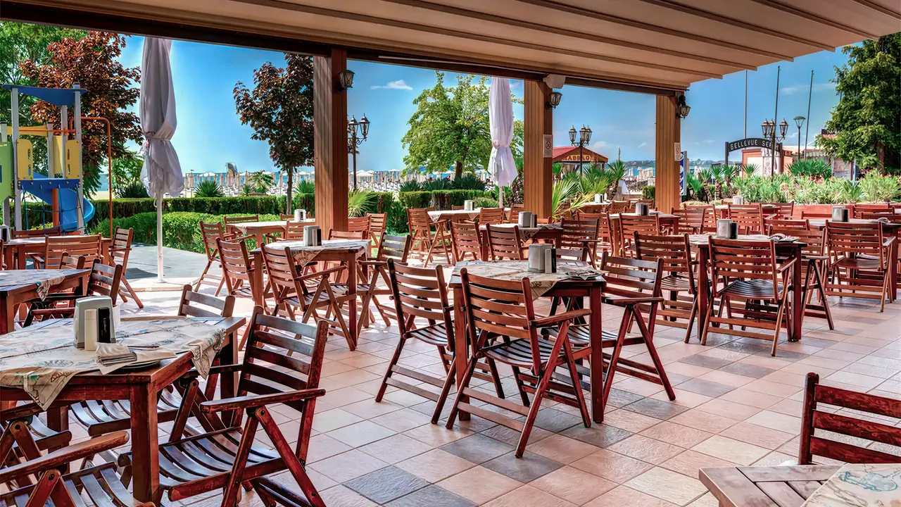 Taras restauracyjny z drewnianymi meblami w Sentido Bellevue Beach 