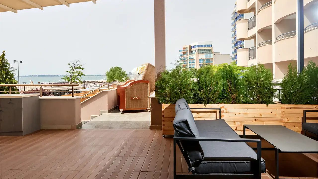 Taras z meblami i roślinnością w Sentido Bellevue Beach 