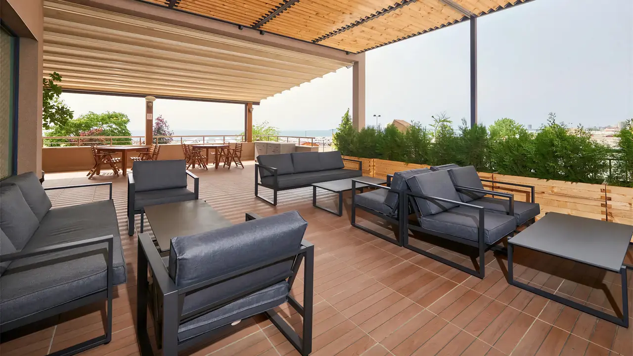 Taras wypoczynkowy z meblami w Sentido Bellevue Beach 
