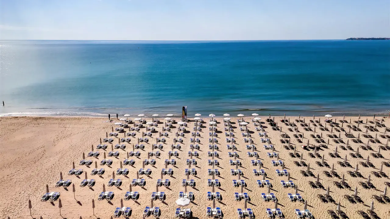Plaża z leżakami i parasolami w Sentido Bellevue Beach 