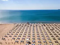Plaża z leżakami i parasolami w Sentido Bellevue Beach 