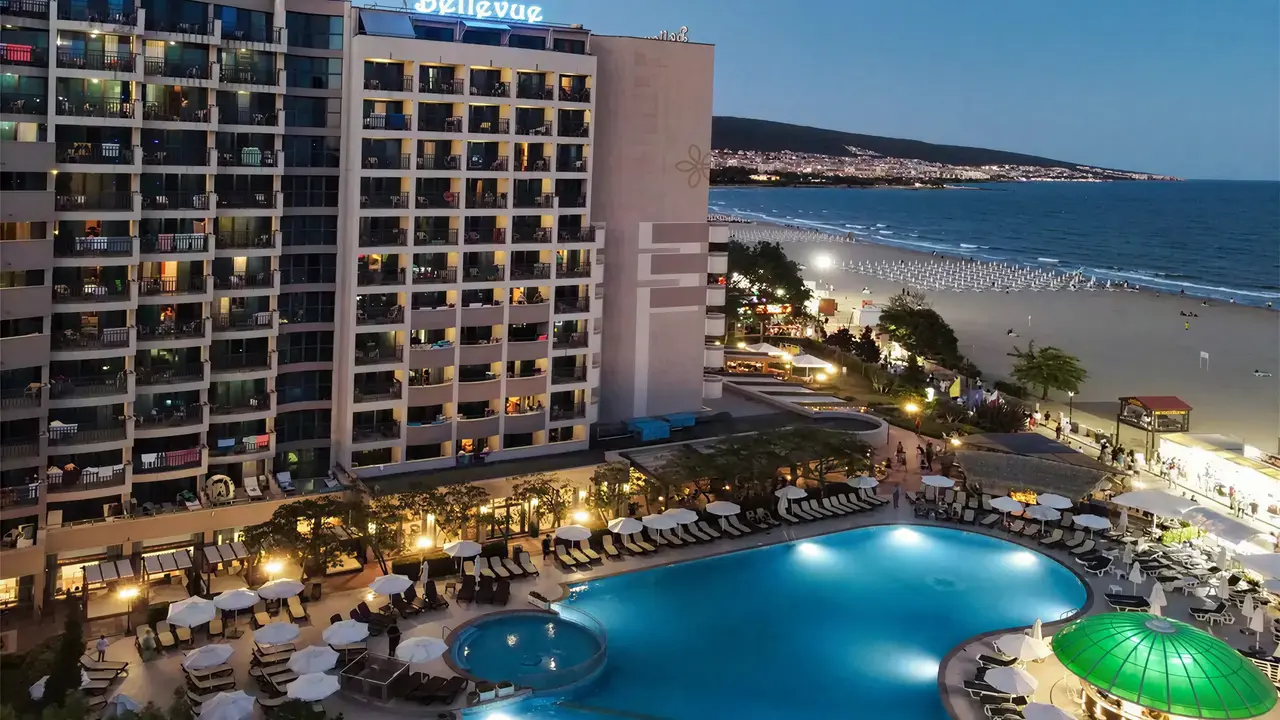 Widok na kompleks Sentido Bellevue Beach  z basenem i plażą