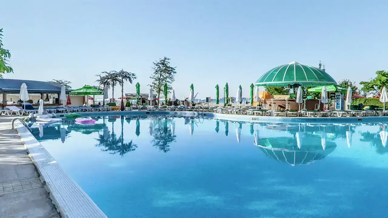 Basen z leżakami w hotelu Sentido Bellevue Beach 